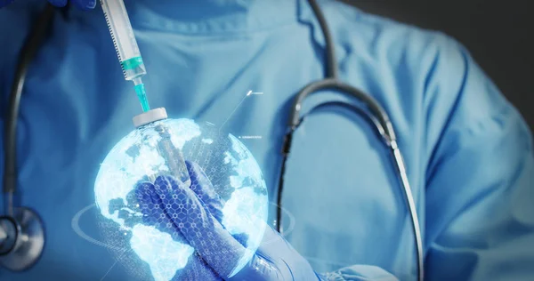 Um médico futurista com seringa retira um medicamento líquido e aparece um holograma de um planeta. Conceito: medicina no mundo, assistência médica, futuro, empresas farmacêuticas competidoras globais . — Fotografia de Stock