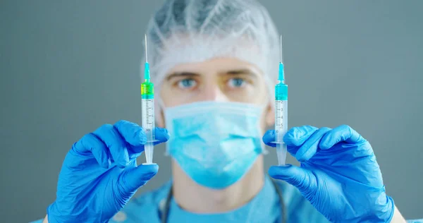 Een arts of wetenschapper in laboratorium houden van een spuit met vloeibare vaccins voor kinderen of oudere volwassenen, of genezen van dierziekten. Concept: ziekten, medische zorg, wetenschap, anesthesie, euthanasie, diabetes. — Stockfoto