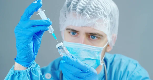 Een arts of wetenschapper in laboratorium houden van een spuit met vloeibare vaccins voor kinderen of oudere volwassenen, of genezen van dierziekten. Concept: ziekten, medische zorg, wetenschap, anesthesie, euthanasie, diabetes. — Stockfoto