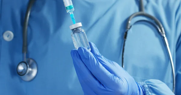 Een arts of wetenschapper in laboratorium houden van een spuit met vloeibare vaccins voor kinderen of oudere volwassenen, of genezen van dierziekten. Concept: ziekten, medische zorg, wetenschap, anesthesie, euthanasie, diabetes. — Stockfoto