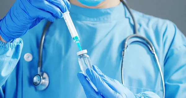 Een arts of wetenschapper in laboratorium houden van een spuit met vloeibare vaccins voor kinderen of oudere volwassenen, of genezen van dierziekten. Concept: ziekten, medische zorg, wetenschap, anesthesie, euthanasie, diabetes. — Stockfoto