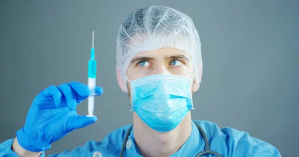 Een arts of wetenschapper in laboratorium houden van een spuit met vloeibare vaccins voor kinderen of oudere volwassenen, of genezen van dierziekten. Concept: ziekten, medische zorg, wetenschap, anesthesie, euthanasie, diabetes. — Stockfoto