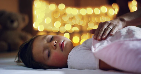 Menina feliz, no Natal, nas festividades de ano novo dormindo esperar um presente para o feriado de Natal. Natal em família e crianças feliz e tradição para o feriado de Natal e Ano Novo . — Fotografia de Stock