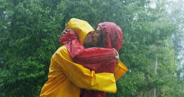 Um casal, homem e mulher apaixonados dançando, beijando e jogando feliz sorrindo sob a chuva na natureza. liberdade e amor. Conceito de amor, natureza, felicidade, liberdade . — Fotografia de Stock
