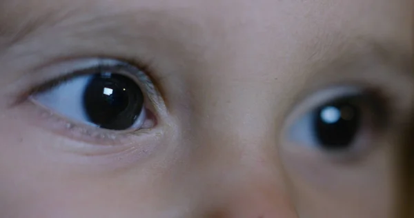 Makro mata anak saat menggunakan tablet, smartphone.the masa depan teknologi web dan konsep teknologi video. koneksi dan visi masa depan anak-anak dengan web. Perlindungan Internet . — Stok Foto