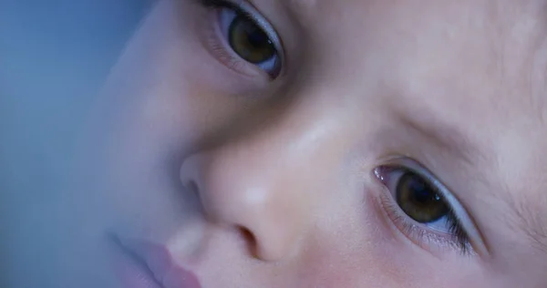 Les yeux macro de l'enfant tout en utilisant une tablette, smartphone.the avenir de la technologie web et concept de technologie vidéo. connexions et vision de l'avenir des enfants avec le web. Protection d'Internet . — Photo