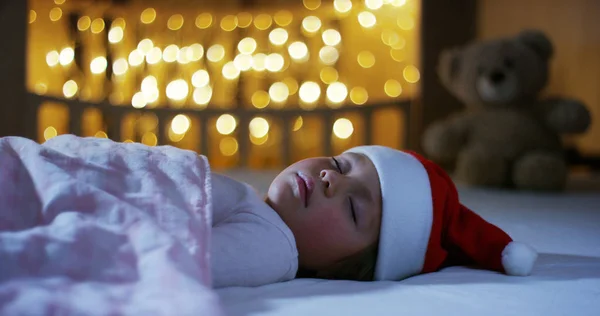 Щасливі маленька дівчинка, на Різдво, у новорічні свята спить, чекати у подарунок до свята Різдва. Різдво в сім'ї і дітей щасливими і традицією для новорічних та різдвяних свят. — стокове фото