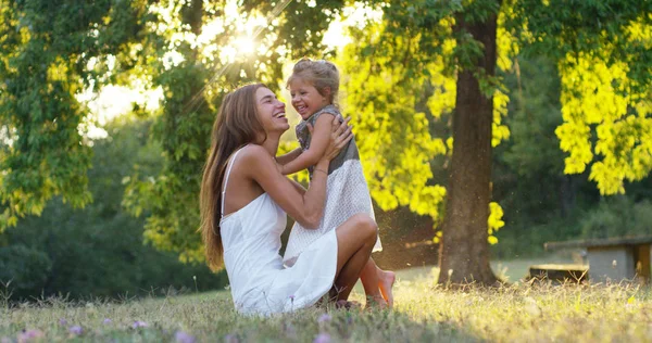 Écologie, jeune mère avec son adorable fille de deux ans jouant à l'extérieur avec amour. concept d'amour familial de la nature. heureux enfants avec l'amour des parents. concept de vert et de durabilité . — Photo