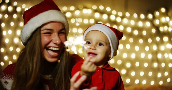 Anne ve kızı bir parlama parlayan ile Noel festivaller oynayan gülmek ve mutlu tatil sezonu. aşk yerli ve Birleşik aile kavramı. — Stok fotoğraf