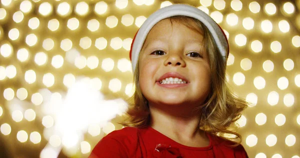 Дівчинка грає з відблиску ігристе усміхається радість для святкування нового року, вони з радістю сезону відпусток. чекаючи Дід Мороз любов до різдвяних свят і сім'ї разом. — стокове фото