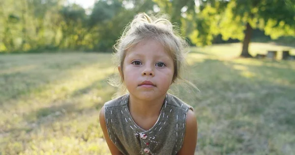 Retrato macro una niña tímida mira en la habitación, el concepto de verde y sostenibilidad. naturaleza, pureza y concepto de conexión y mundo verde . — Foto de Stock