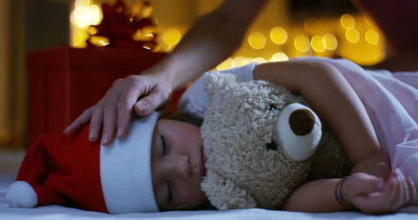 Щасливі маленька дівчинка, на Різдво, у новорічні свята спить, чекати у подарунок до свята Різдва. Різдво в сім'ї і дітей щасливими і традицією для новорічних та різдвяних свят. — стокове фото