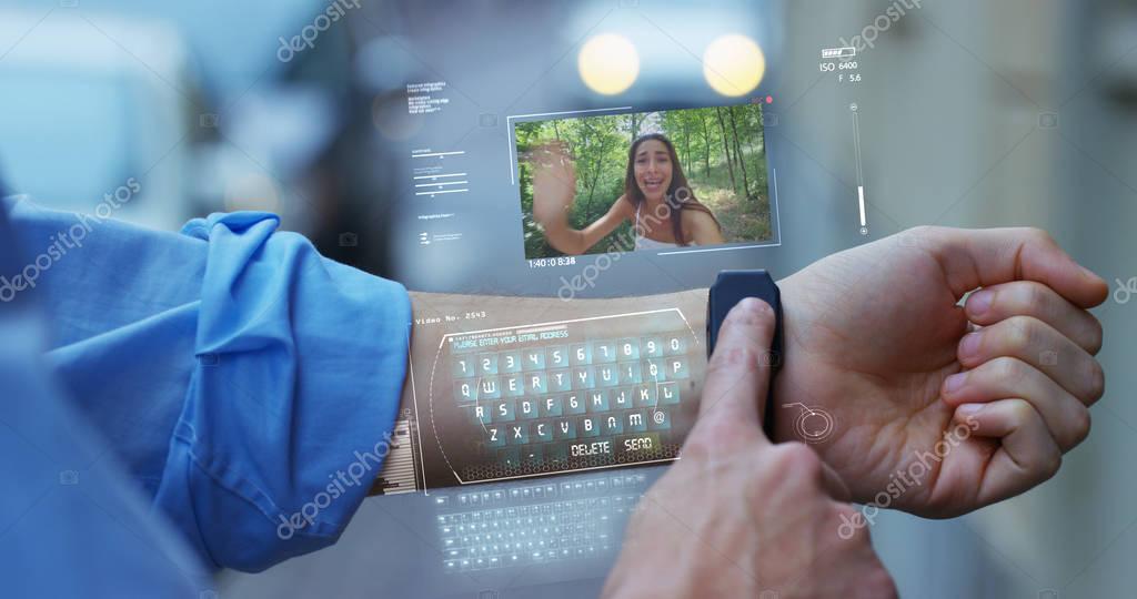 Un hombre responde a la esposa que sonríe y ondea desde el teléfono que