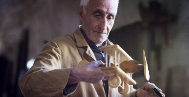 eski bir marangozluk bir yaşlı ağaç planya gibi geleneksel araçları ile çalışıyor ve gördüm