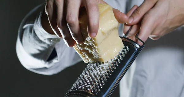 쿡 강판 파머산 치즈의 슬로우 모션, 갓 양조 그냥 접시에 전형적인 이탈리아 치즈. 개념: 이탈리아 요리, 치즈, 레스토랑 및 음식. — 스톡 사진