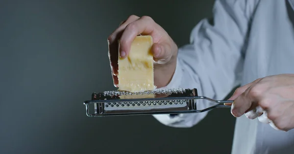Медленное движение терки пармезан сыр, типичный итальянский сыр, на тарелке только что сваренный. Концепция: итальянская кухня, сыр, ресторан и еда . — стоковое фото
