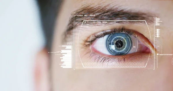Μπλε μάτι μακροεντολή υλοποιείται με την εικονική πραγματικότητα. φουτουριστικό όραμα της πραγματικότητας και της έννοιας της τεχνολογίας του κυβερνοχώρου. ΣΥΣΤΗΜΑΤΩΝ ασφαλείας που εφαρμόζονται για την τεχνολογία. Έννοια του ελέγχου web και απομακρυσμένης υποστήριξης. — Φωτογραφία Αρχείου