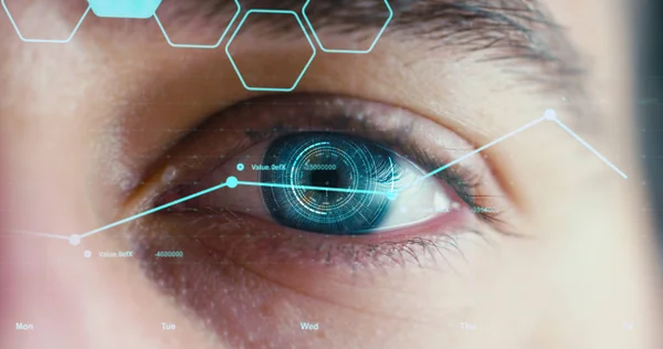 Tecnologia Human Eye Scan Interfaccia Animazione Occhio umano blu in macro estrema. fusione tra uomo e macchina. interfaccia digitale futuristica. concetto e visione futuristica della realtà aumentata — Foto Stock