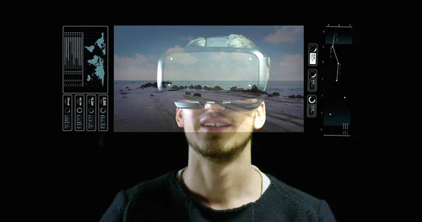 Ein Junge, der mit der Drohne im Flug mit dem Oculus und der Augmented-Reality-Schnittstelle unterwegs ist. Virtuelle Reise, aber echte, innovative Technologie.Konzept: Technologie, Oculus, Augmented Reality — Stockfoto
