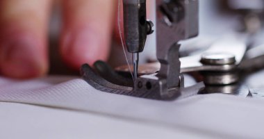 Ağır çekim dikmek iğne ve iplik ile el ile Dikiş dikiş eski geleneğe göre genç bir terzi elin.