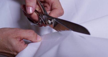 Ağır çekim dikmek iğne ve iplik ile el ile Dikiş dikiş eski geleneğe göre genç bir terzi elin.