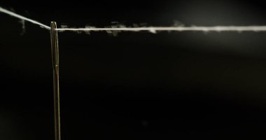 Ağır çekim dikmek iğne ve iplik ile el ile Dikiş dikiş eski geleneğe göre genç bir terzi elin.