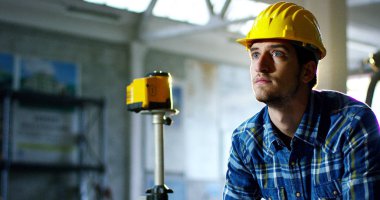 bir inşaatta bir işçi ya da bir mühendis veya mimar tasarım ve yüksek enerji tasarrufu ile Bina İnşaatı denetler. Konsept: İnşaat, mühendislik, tasarım işçi,.