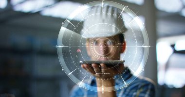 Bir işçi Holografi tasarımında doğrulamak için bir gelecek teknoloji platformu kullanır ve sanal gerçeklik artar. Konsept: geleceğin teknolojisi, çoklu ortam teknolojisi, fütüristik mühendislik.