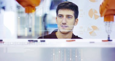bir çocuk bir otomasyon ve robot eylem olarak görünüyor. Endüstriyel robot hızlı ileri geri hareket eder. Bilim ve sanayi uygulanan teknoloji kavramı.