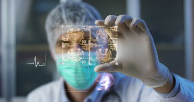 Bir doktor, cerrah, bir teknolojik inceliyor dijital holografik plaka temsil hastanın vücut, kalp akciğer, kaslar, kemikler. Konsept: Futuristik tıp, insan vücudu ve gelecek.