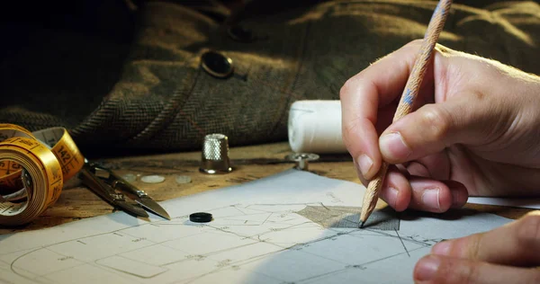 Slow motion sew of a hand of a young tailor who sew with a needle and thread by hand according to the ancient tradition of sewing. — Stock Photo, Image