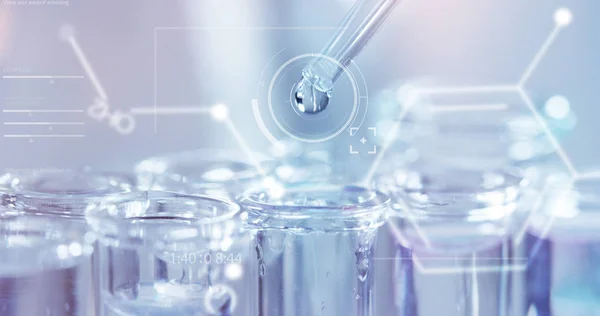 In een futuristische laboratorium analyseert een wetenschapper met een pipet een gekleurde vloeistof om uit te pakken van het Dna en de moleculen in de reageerbuisjes. Concept: onderzoek, biochemie, immersieve technologie, augmented reality — Stockfoto