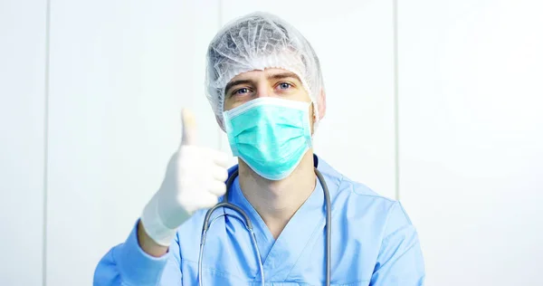 Närbild porträtt av en kirurg eller läkare med mask och headsetet redo för operation på sjukhus eller klinik. Kirurgen leenden trygg och stolt över sig själv. Begreppet medicin, sjukhus och läkare, vård — Stockfoto