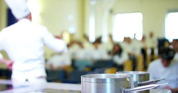 Guru koki kabur mengajar murid-muridnya bagaimana menjadi koki tradisional dan khas makanan Italia di sekolah Italia — Stok Foto