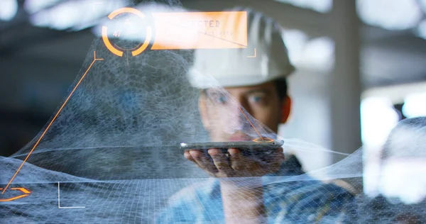 Un trabajador utiliza una futura plataforma tecnológica para verificar el diseño en holografía y realidad virtual aumentada. Concepto: tecnología del futuro, tecnología multimedia, ingeniería futurista . —  Fotos de Stock