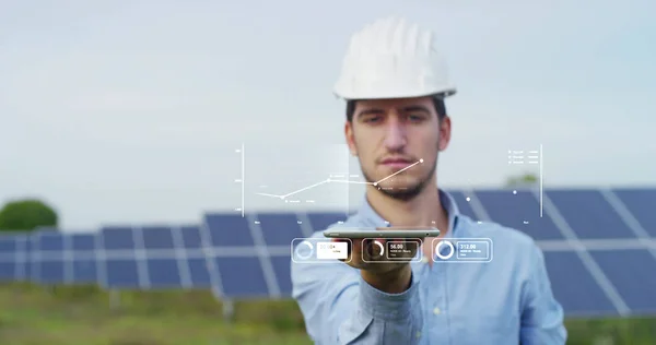 Insinyur ahli dalam energi surya panel fotovoltaik dengan remote control melakukan tindakan rutin untuk sistem pemantauan menggunakan energi bersih dan terbarukan. konsep diaplikasikan ke teknologi remote support . — Stok Foto