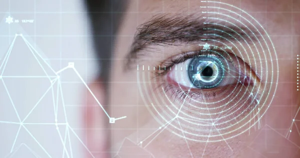 Μπλε μάτι μακροεντολή υλοποιείται με την εικονική πραγματικότητα. φουτουριστικό όραμα της πραγματικότητας και της έννοιας της τεχνολογίας του κυβερνοχώρου. Συστήματα ασφαλείας που χρησιμοποιούνται στην τεχνολογία. Έννοια του ελέγχου web και απομακρυσμένης υποστήριξης. — Φωτογραφία Αρχείου