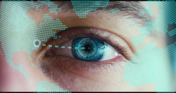 Macro olho azul implementado com realidade virtual. visão futurista da realidade e conceito de tecnologia cibernética. Sistemas de segurança aplicados à tecnologia. Conceito de controle web e suporte remoto . — Fotografia de Stock