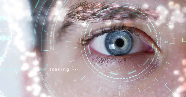 Macro ojo azul implementado con realidad virtual. visión futurista de la realidad y el concepto de la cibertecnología. Sistemas de seguridad aplicados a la tecnología. Concepto de control web y soporte remoto . — Foto de Stock