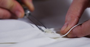 Bir el terziler Geleneğe göre uyarlayarak bir beyaz bez dikiş genç bir terzi. Terzi kullanır mükemmel iğne ve iplik geleneksel kavramı, dikiş, stil ve moda dikmek için