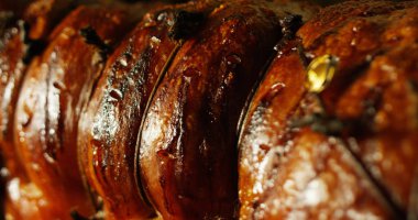 bir gün içinde bir İtalyan mutfak ile deneyimli bir aşçı ve bize onun geleneksel romantik yemekler ve hileler aşırı yavaş sunuyor