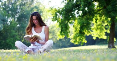 Güneşli bir günde güzel bir kadın bir kitap okumak ve sakin ol, bir aşık edebiyatı ve sessizlik gerçekten kadın gibi kitap bir ağaç gölgesinde rahatlatır. Sakin ol