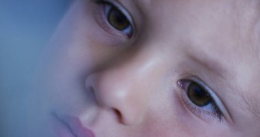 bir tablet, smartphone.the gelecek web teknoloji ve video teknolojisi kavramının kullanırken çocuğun gözleri makro. bağlantıları ve web ile çocukların gelecekle. Enterne muhafaza.