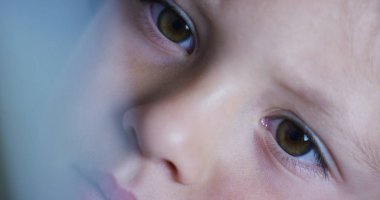 bir tablet, smartphone.the gelecek web teknoloji ve video teknolojisi kavramının kullanırken çocuğun gözleri makro. bağlantıları ve web ile çocukların gelecekle. Enterne muhafaza.