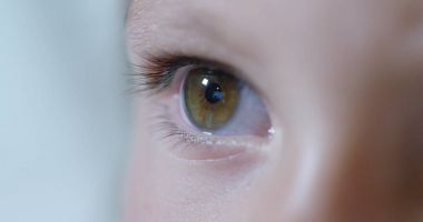 bir tablet, smartphone.the gelecek web teknoloji ve video teknolojisi kavramının kullanırken çocuğun gözleri makro. bağlantıları ve web ile çocukların gelecekle. Enterne muhafaza.