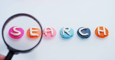 Resmin bir büyüteç üzerinden kelime 