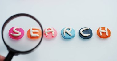 Resmin bir büyüteç üzerinden kelime 