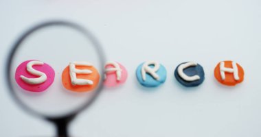 Resmin bir büyüteç üzerinden kelime 