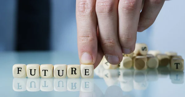Macro cámara lenta de la palabra "Futuro" hecha de los bloques de letras de madera. Concepto de mercado financiero y futuro de la actividad bursátil . —  Fotos de Stock