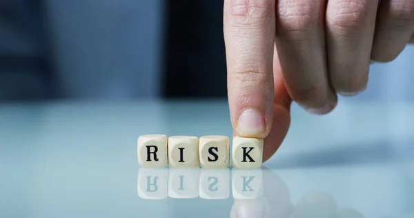 Zpomalený pohyb makro slova "Riziko" z dřevěných dopis bloků. Pojetí finančních trhů a budoucnost podnikání akciového trhu. — Stock fotografie